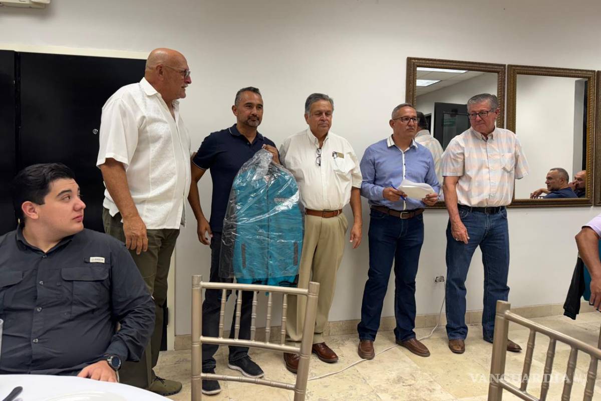 $!La reunión concluyó con un minuto de aplausos en memoria de los miembros del equipo que han fallecido en estos 30 años.