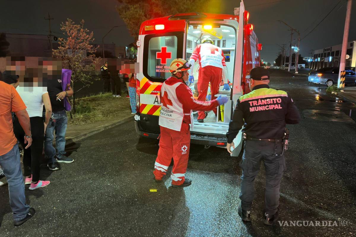 $!Paramédicos de la Cruz Roja atendieron al conductor y lo trasladaron a un hospital privado.