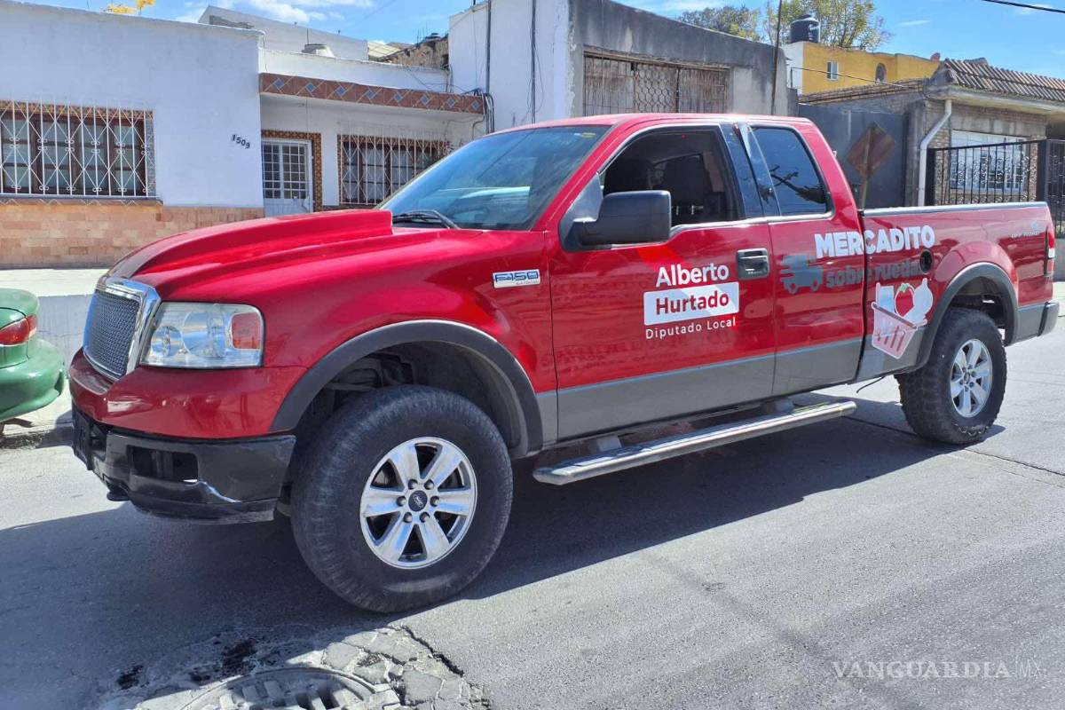 $!La camioneta Ford F-150 terminó impactándose contra una Honda CR-V que se encontraba estacionada frente a un domicilio, propiedad de una mujer de la tercera edad.