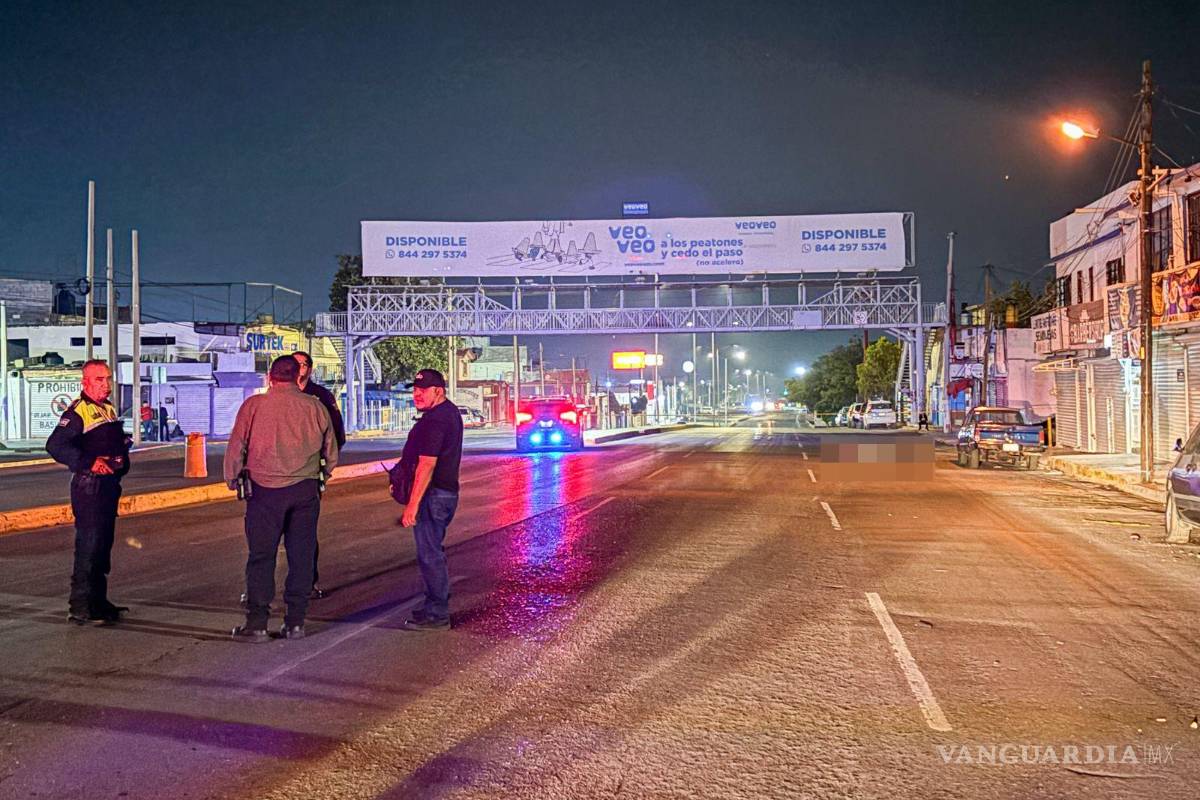 $!Personal de peritos y policía municipal realiza las diligencias en el periférico Luis Echeverría Álvarez tras el fatal atropellamiento.