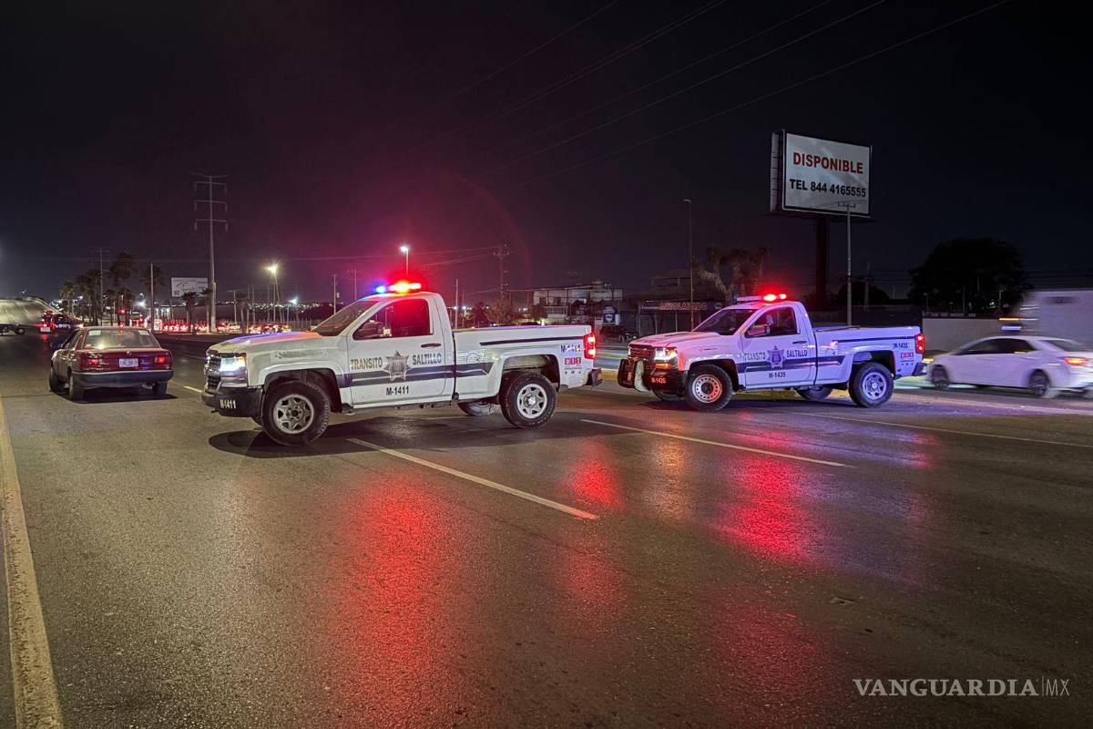 $!Elementos de Tránsito Municipal cerraron la vialidad para evitar más percances en el bulevar Fundadores.