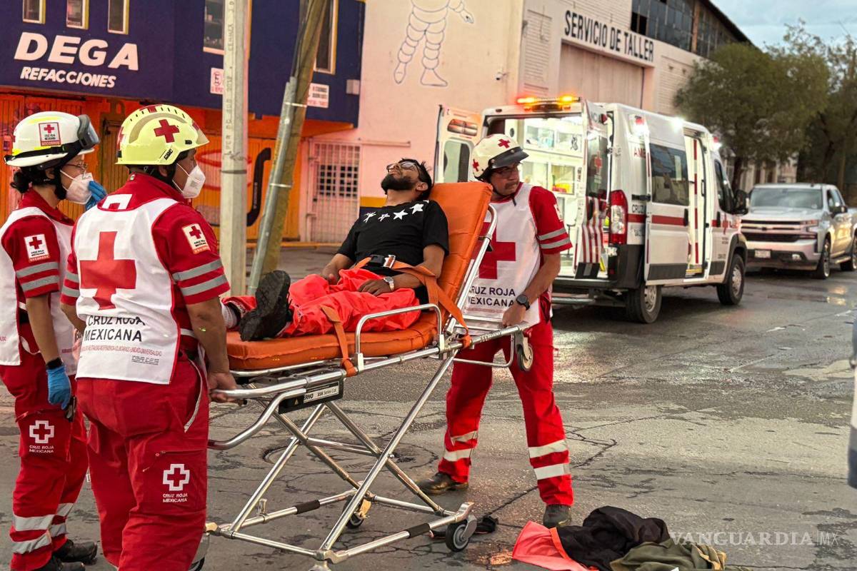 Se retorna sin precaución y lesiona a motociclista, en Saltillo