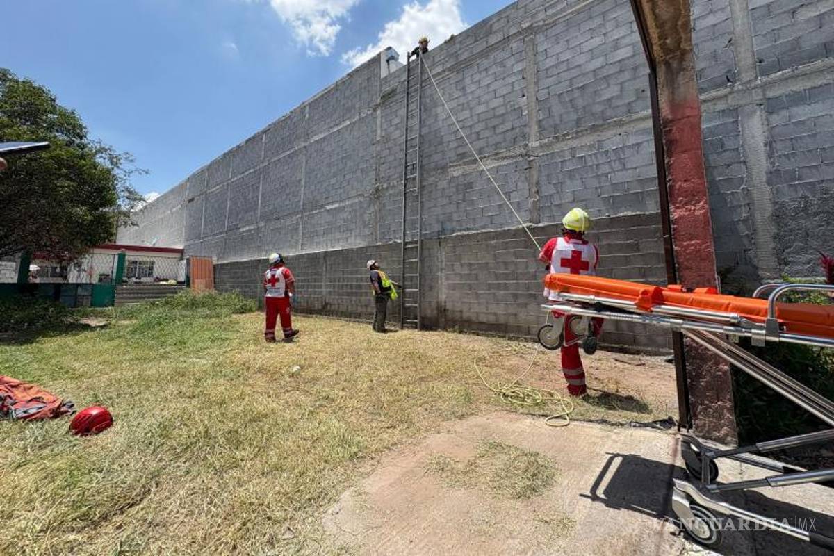 $!Se tuvo que bajar al joven que estaba inconsciente y con quemaduras de segundo y tercer grado.