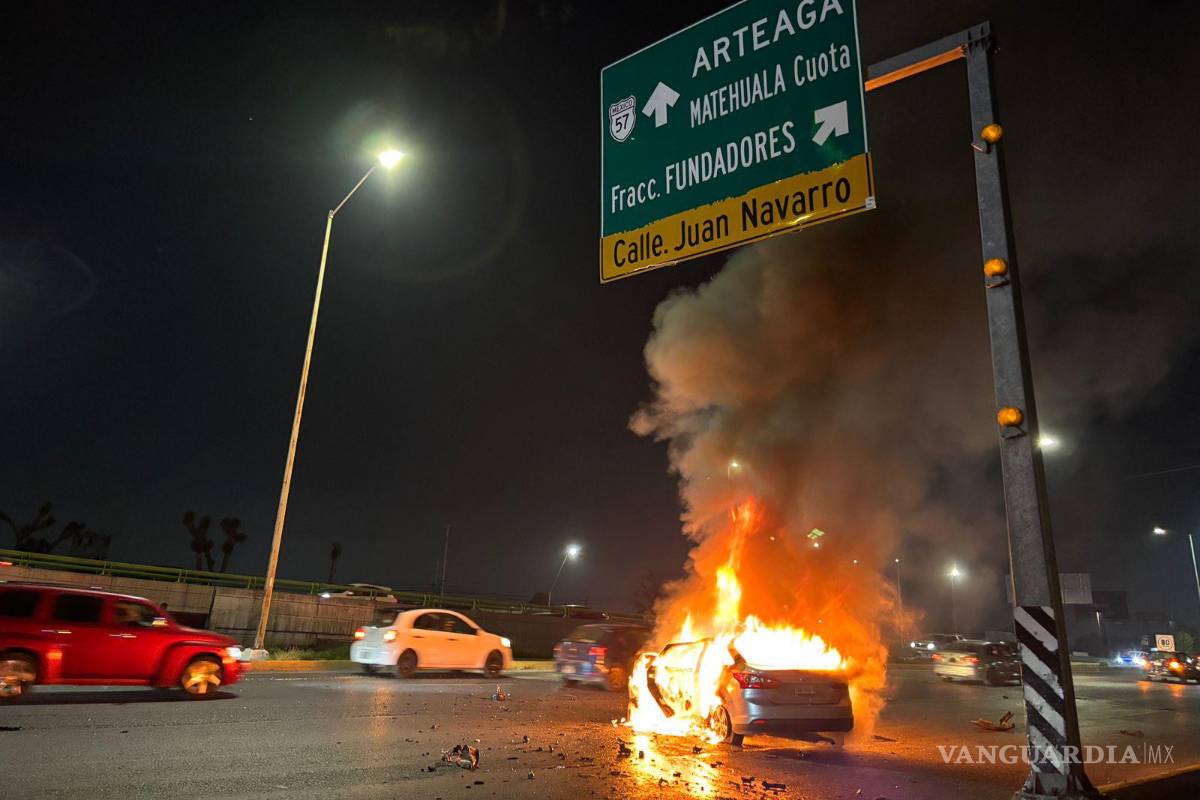 $!Testigos del accidente auxiliaron al conductor y lograron sacarlo de la unidad momentos antes de que el fuego se extendiera en todo el auto.