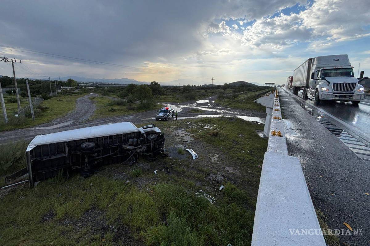 Tráiler cae de puente por exceso de velocidad y pavimento mojado en La Carbonera