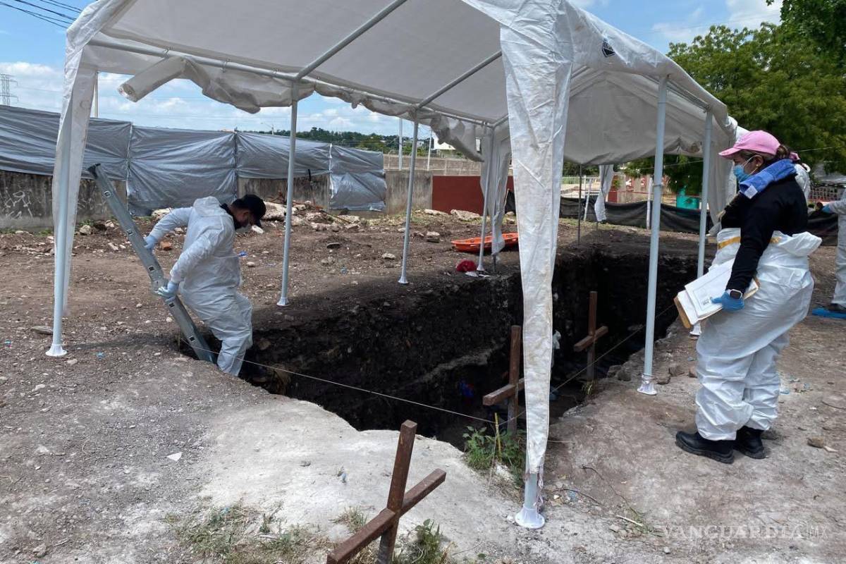 Van 16 cuerpos exhumados de fosa común en panteón 21 de marzo en Culiacán