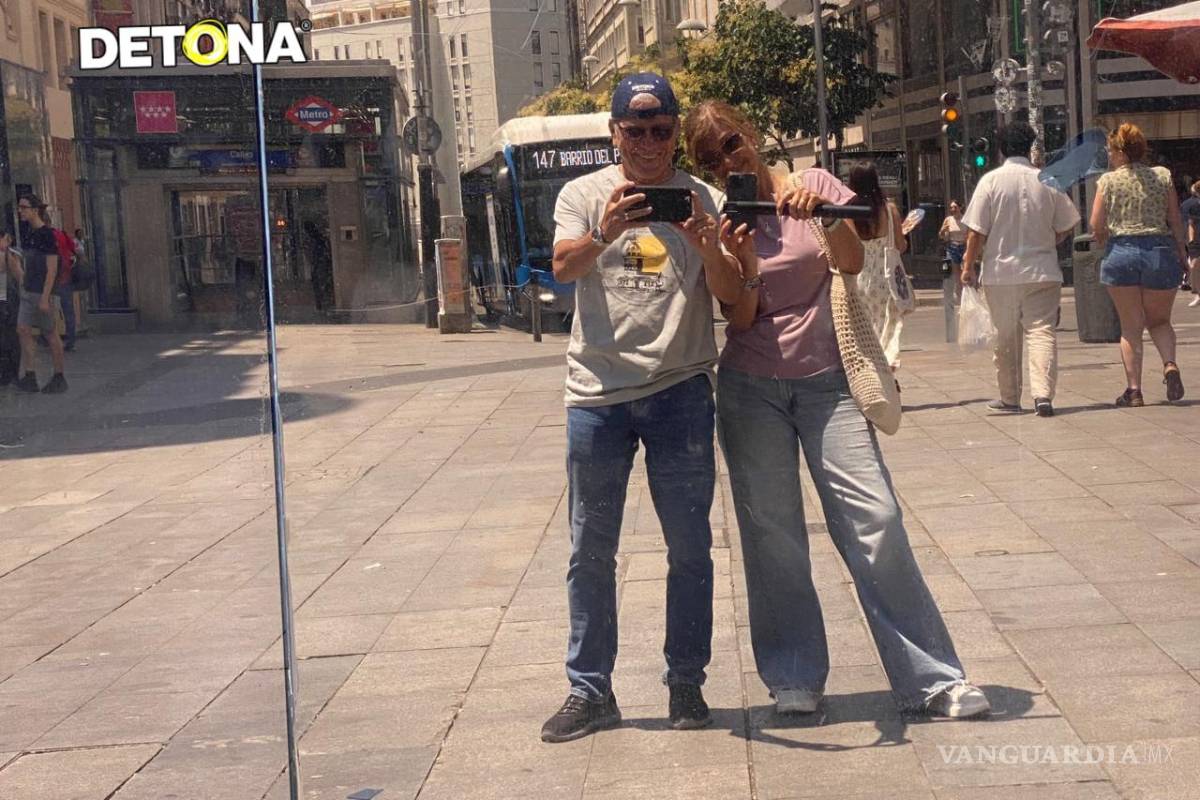 $!La Irreverente Gaby Kalifa Kaún y el autor de este artículo, en la Gran Vía de Madrid.