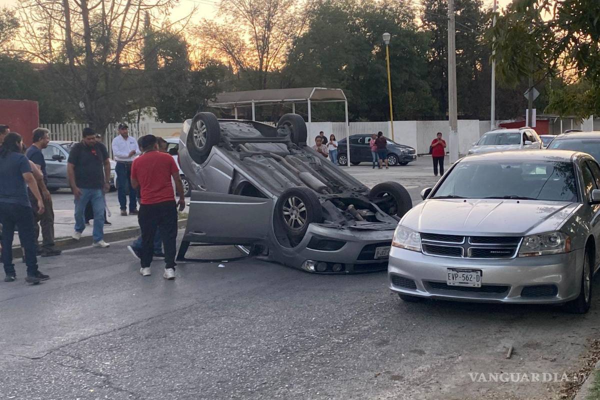 Choca y vuelca frente a la Unidad deportiva de Saltillo