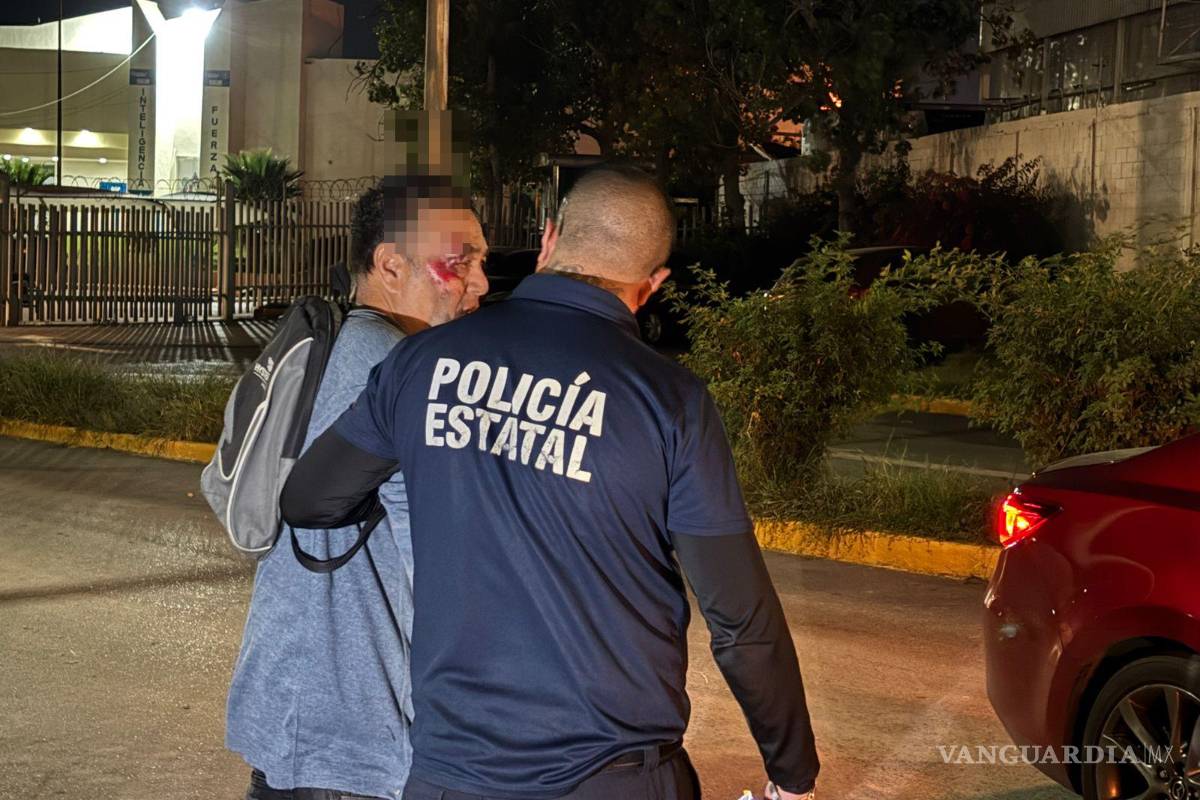 $!Elementos de la Policía Estatal auxiliaron al conductor tras la caída.