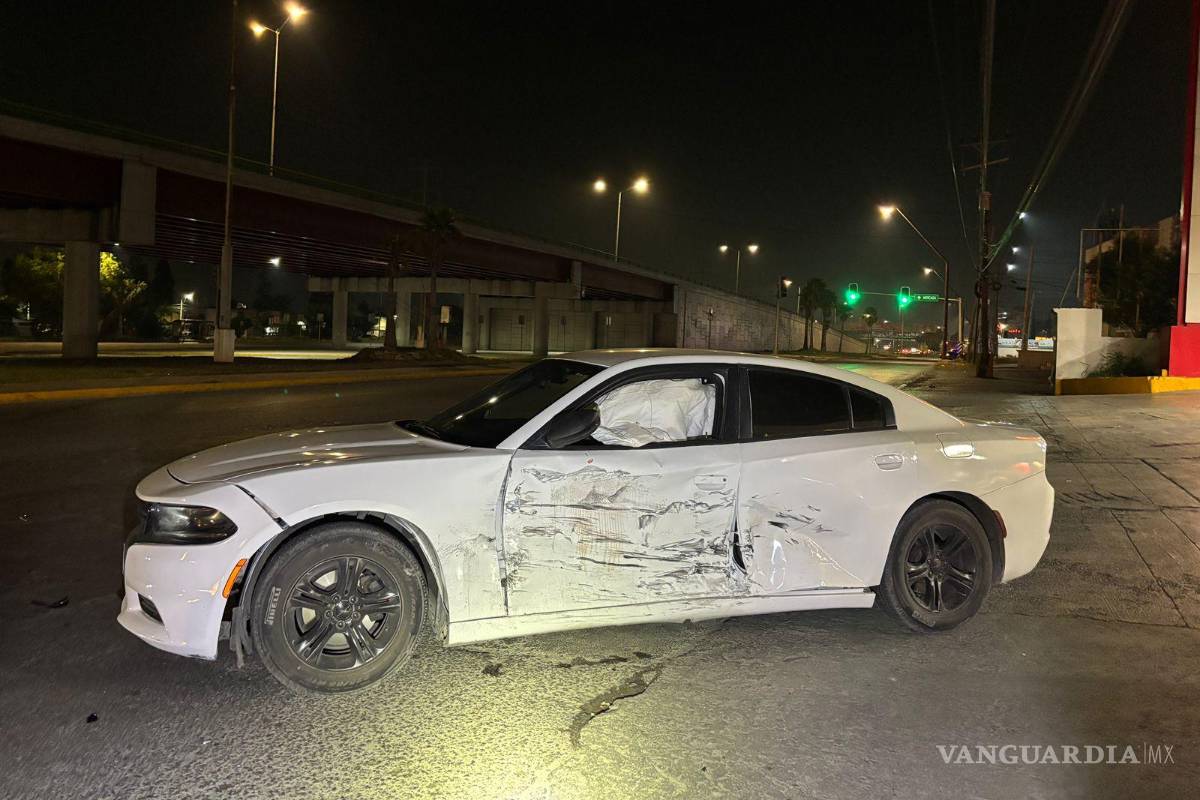 Ignora semáforo en rojo y provoca aparatoso choque al oriente de Saltillo