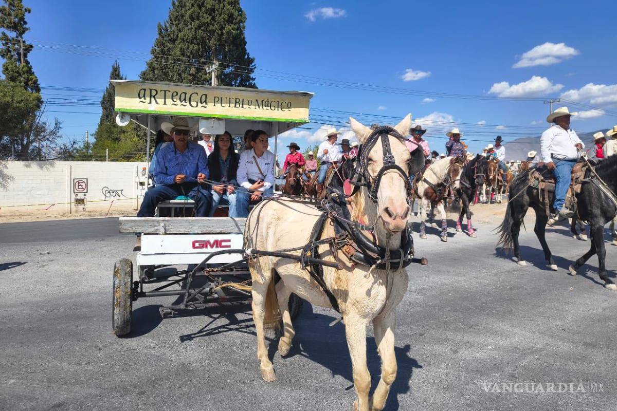 $!Los jinetes avanzaron hasta llegar a la Plaza de Toros Armillita. FOTO: FRANCISCO MUÑIZ