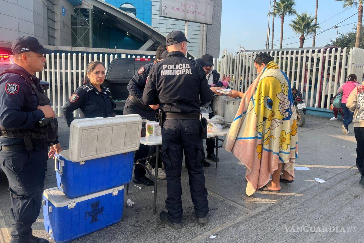 Policías llevan comida a familiares de pacientes del Hospital Materno Infantil, en NL