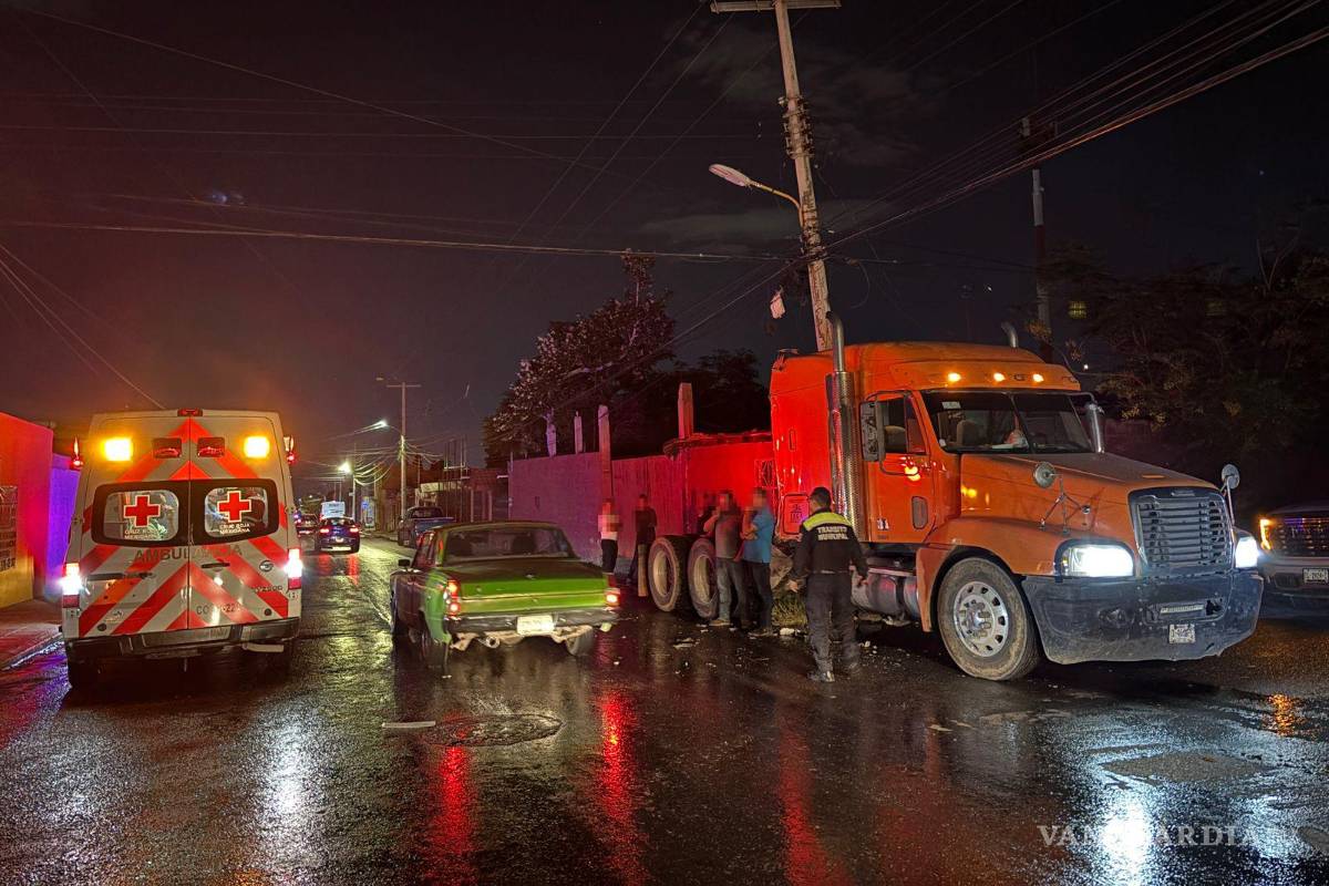 $!Paramédicos de la Cruz Roja valoraron a los conductores en el lugar del percance.
