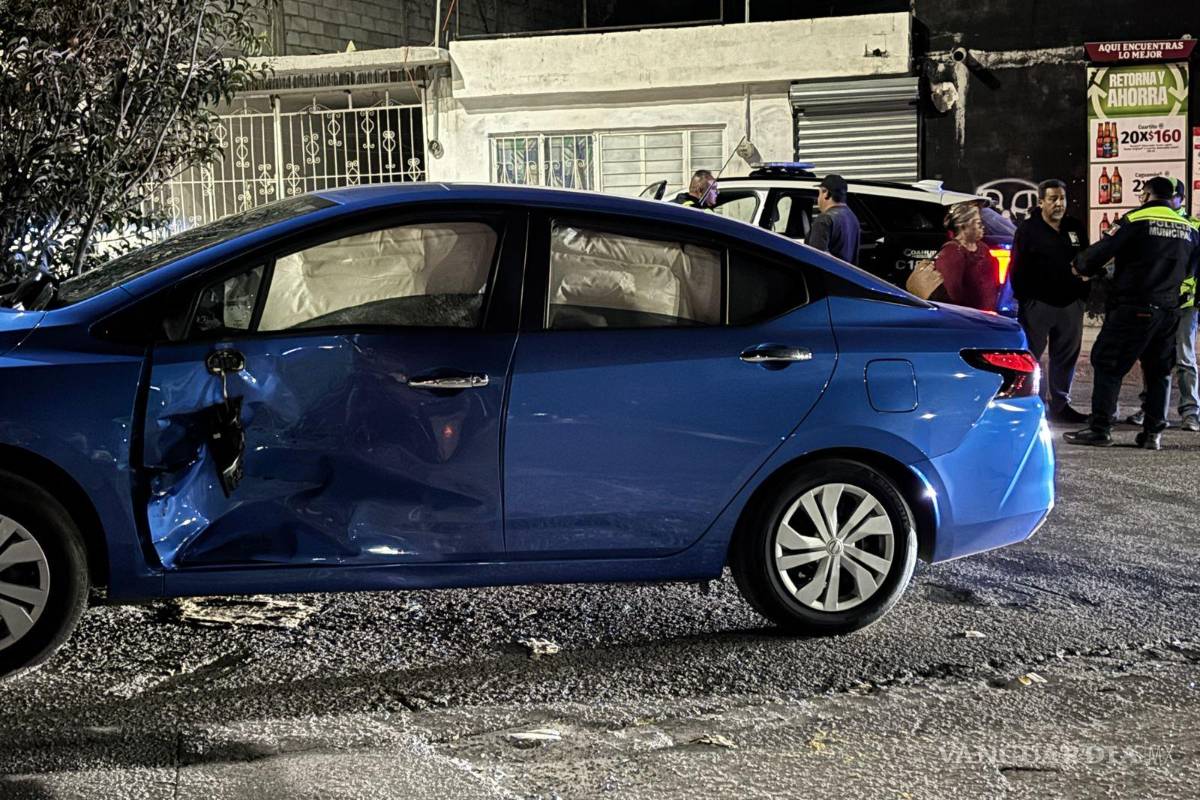 $!El conductor de un Nissan Versa provocó un accidente al ignorar un señalamiento de alto.