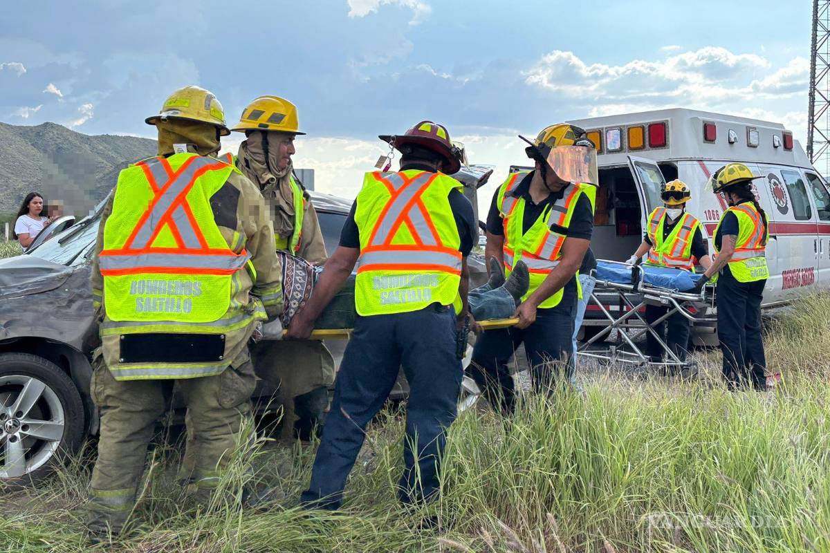 $!Paramédicos del Cuerpo de Bomberos atendieron al conductor lesionado.