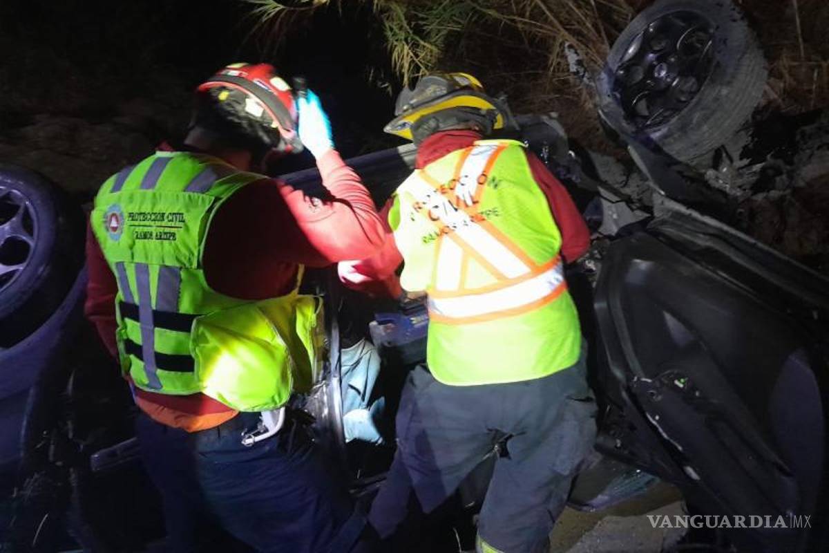 $!Elementos de Protección Civil y Bomberos utilizaron equipo hidráulico para rescatar al joven, quien quedó atrapado dentro del automóvil.
