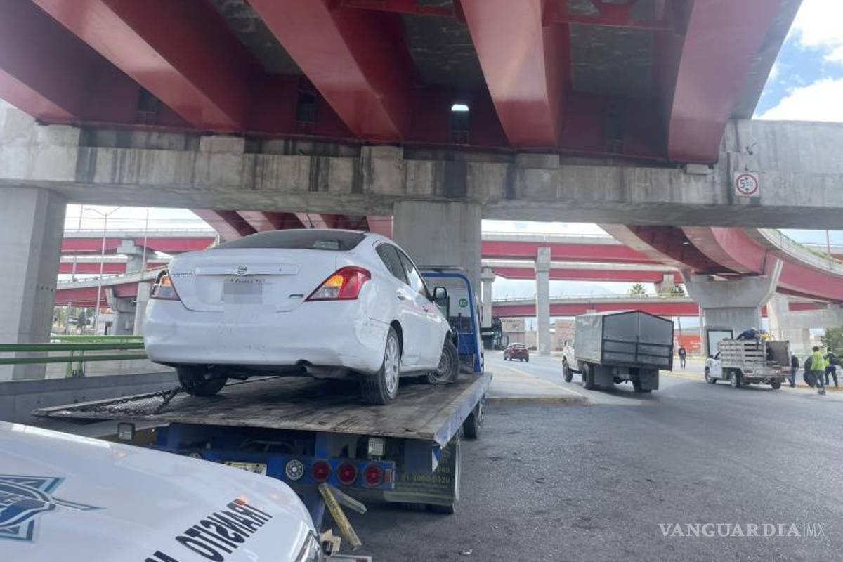 $!El vehículo fue retirado del lugar por una grúa y trasladado a la delegación de la Policía Municipal para los procedimientos correspondientes.