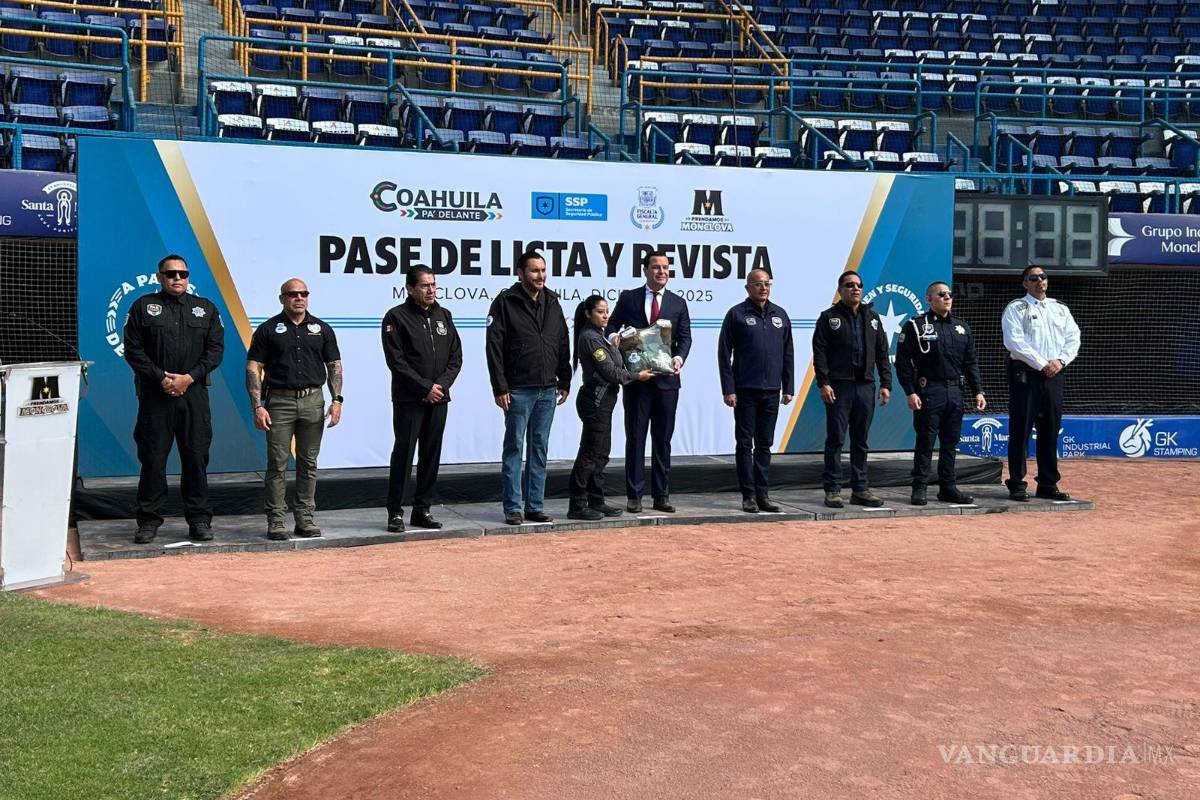 $!El Fiscal entrega uniformes a los policías, como parte de la estrategia para dignificar su imagen y reforzar identidad institucional.