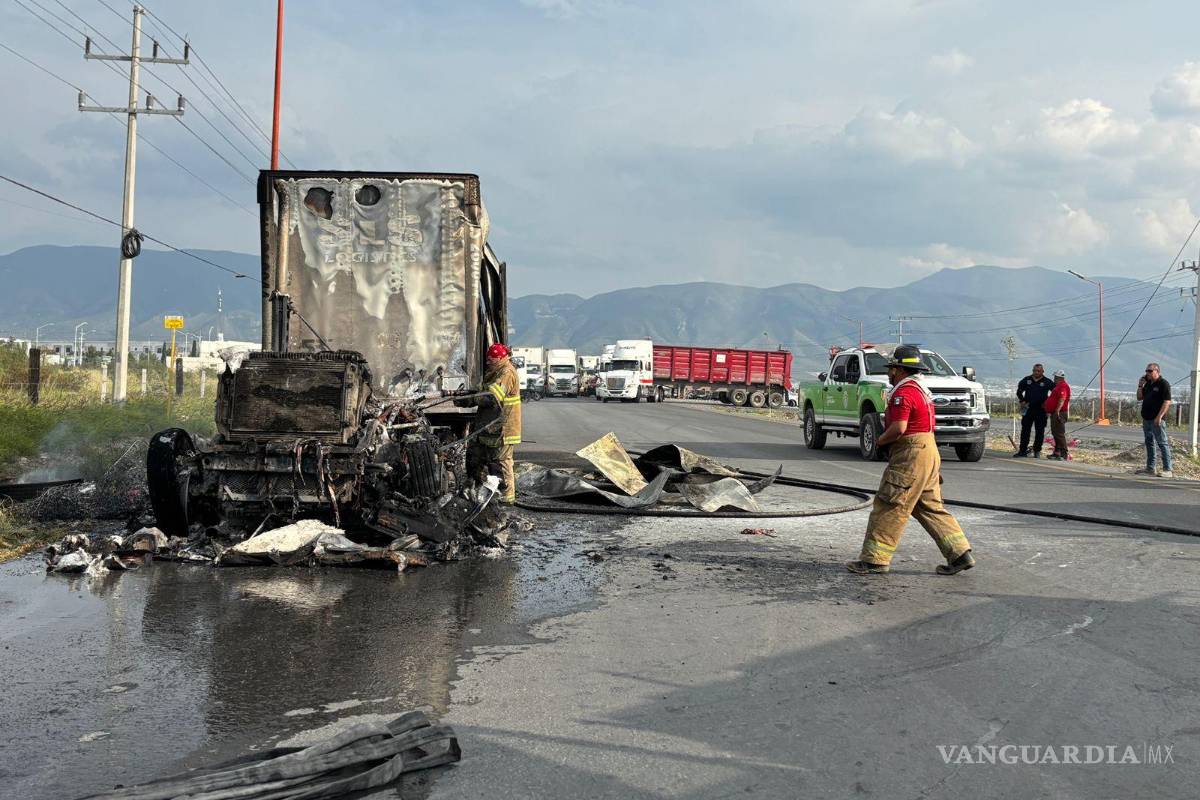 Tractocamión de SLS Logistics se incendia en libramiento de Arteaga