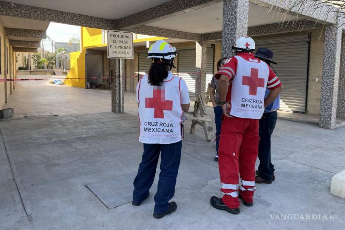 $!Paramédicos de Cruz Roja confirmaron el fallecimiento del hombre tras ser reportado a la línea de emergencias 911 durante la mañana del domingo.