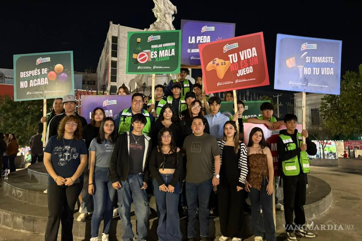 $!Los jóvenes portaron letreros con mensajes preventivos sobre los riesgos de conducir en estado de ebriedad.