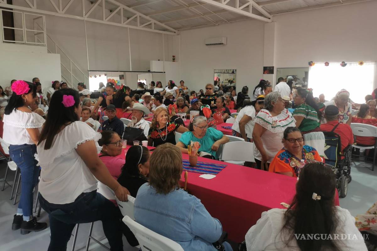 Acuña: más de 150 adultos mayores disfrutaron de una Fiesta Mexicana