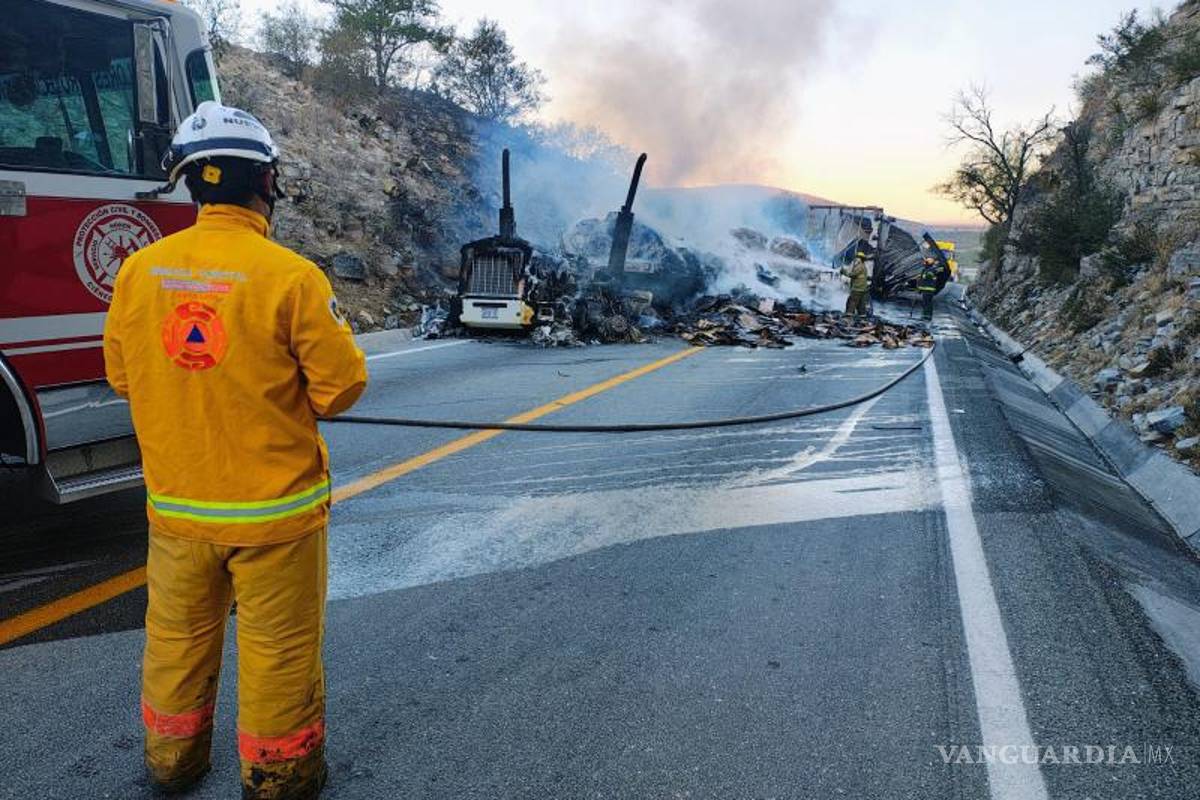 $!Choque e incendio de tráileres deja una persona con quemaduras en el 98% de su cuerpo, en NL