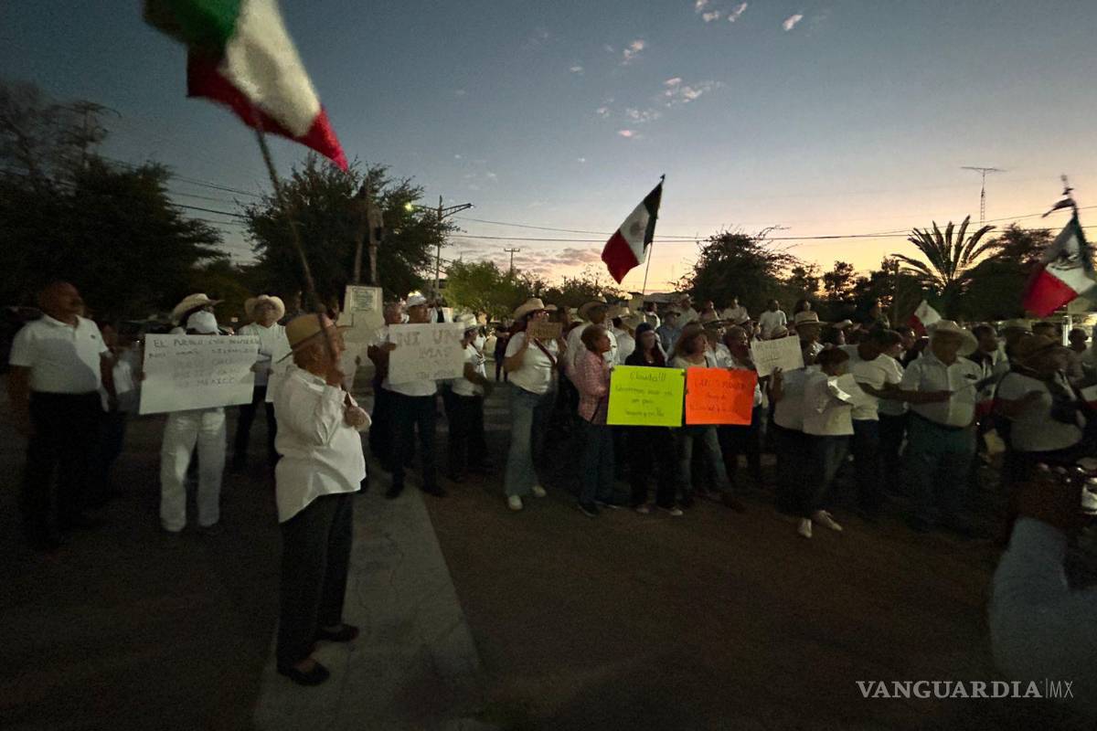 $!Ciudadanos vestidos de blanco se concentraron en la Plaza Magisterio como parte de una movilización nacional.