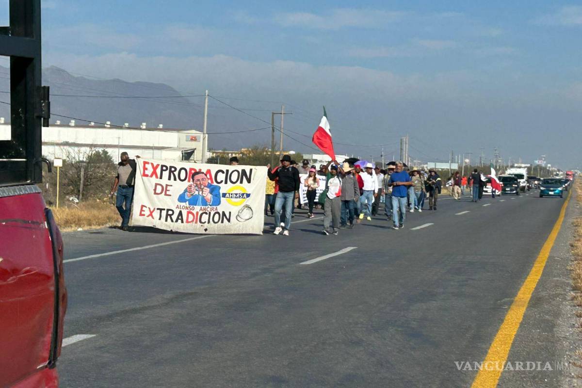 Ex obreros de AHMSA marchan de Castaños rumbo a Saltillo para exigir pago de salarios y finiquitos (video)