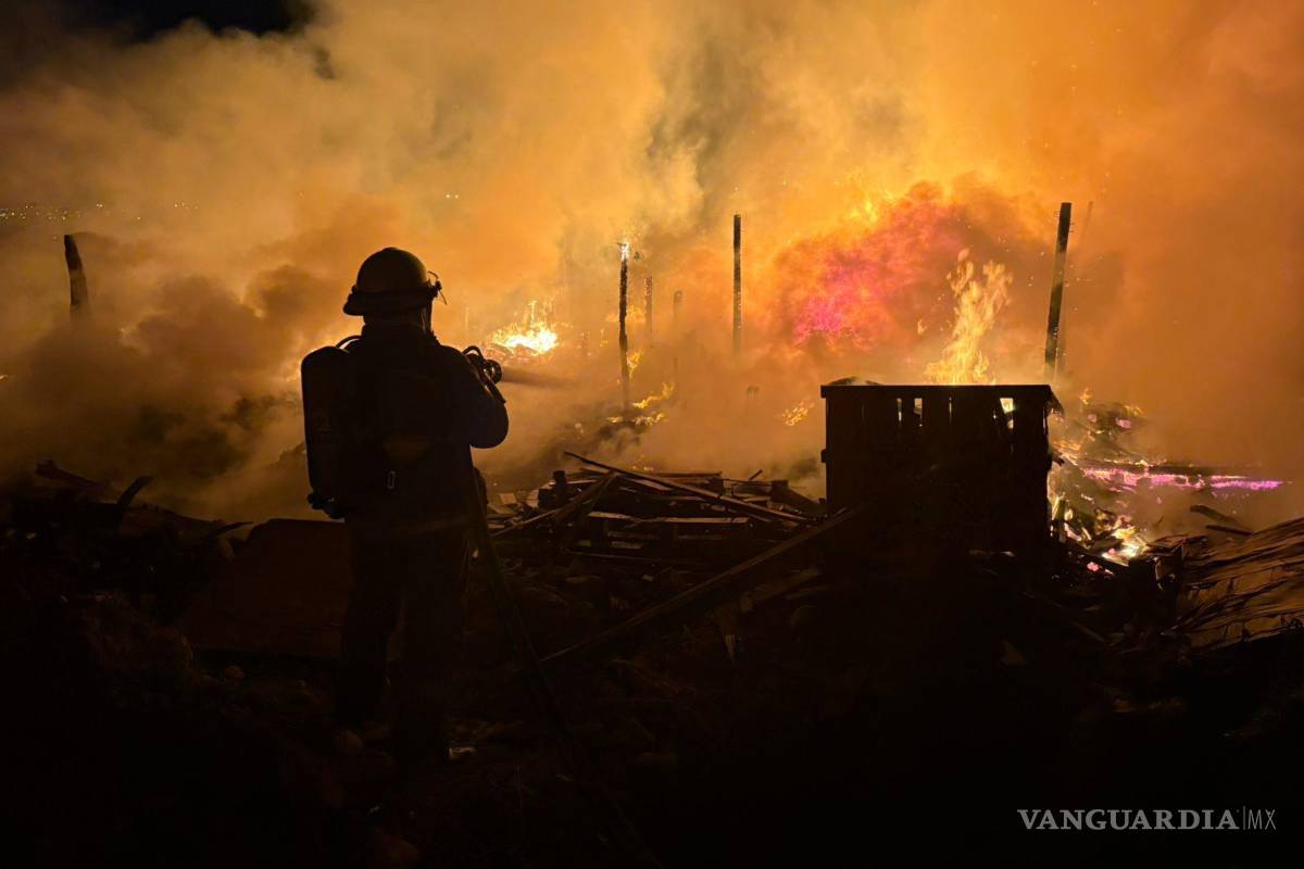 $!Bomberos y Protección Civil de Ramos Arizpe controlan las llamas en la colonia Urbivilla.