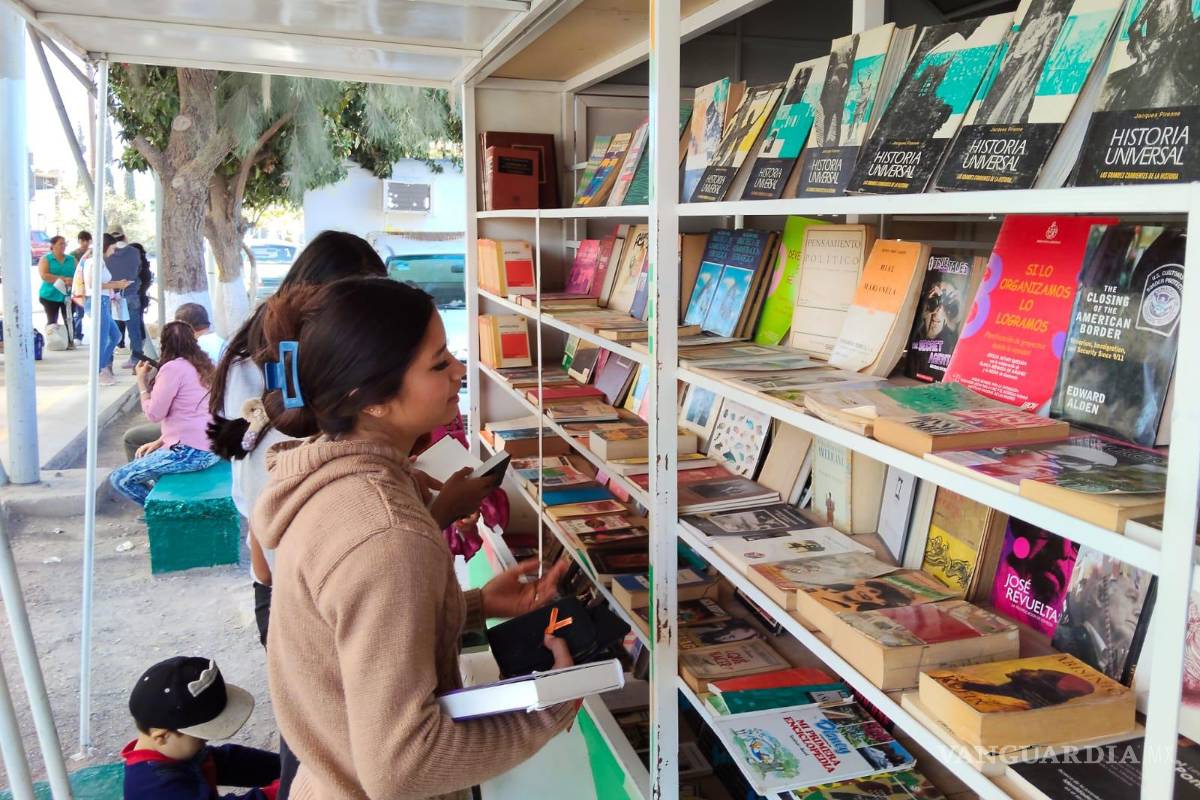 Llevan libros y arte a colonias vulnerables con Biblioteca Móvil en Torreón