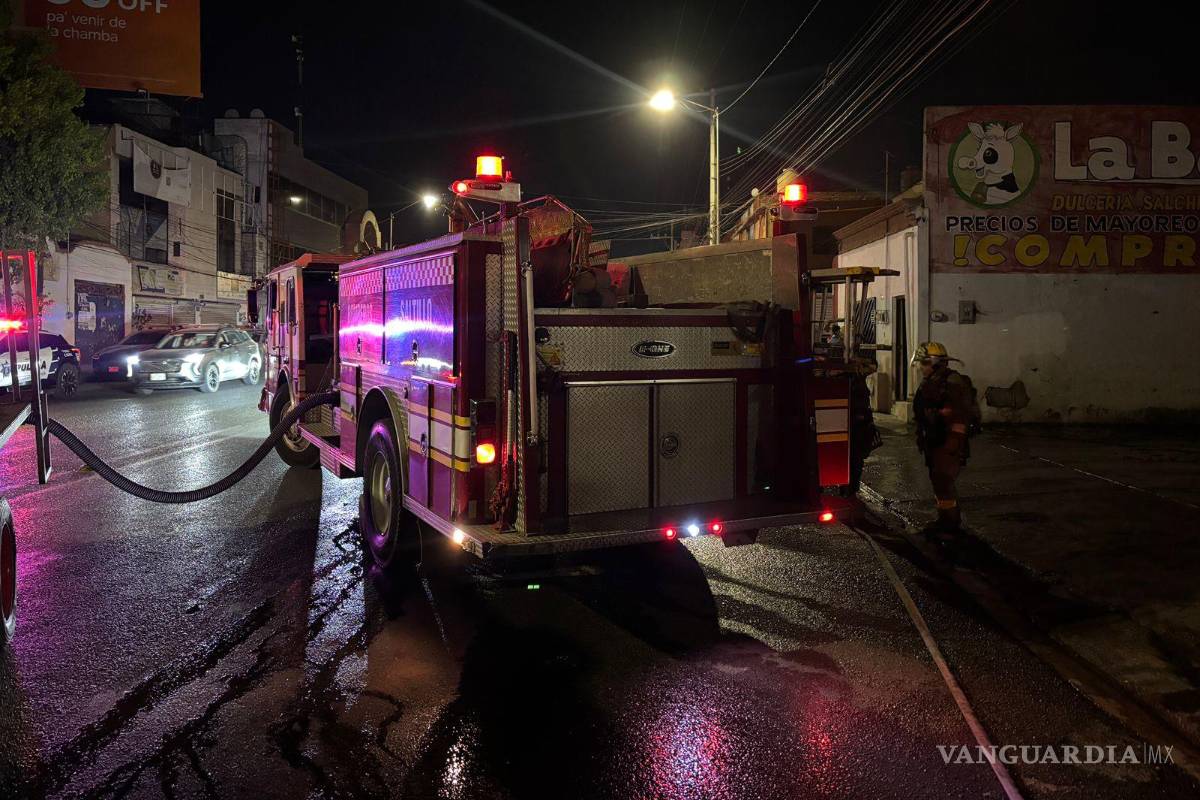 Camioneta de mercería arde en el Centro de Saltillo; sospechan incendio intencional