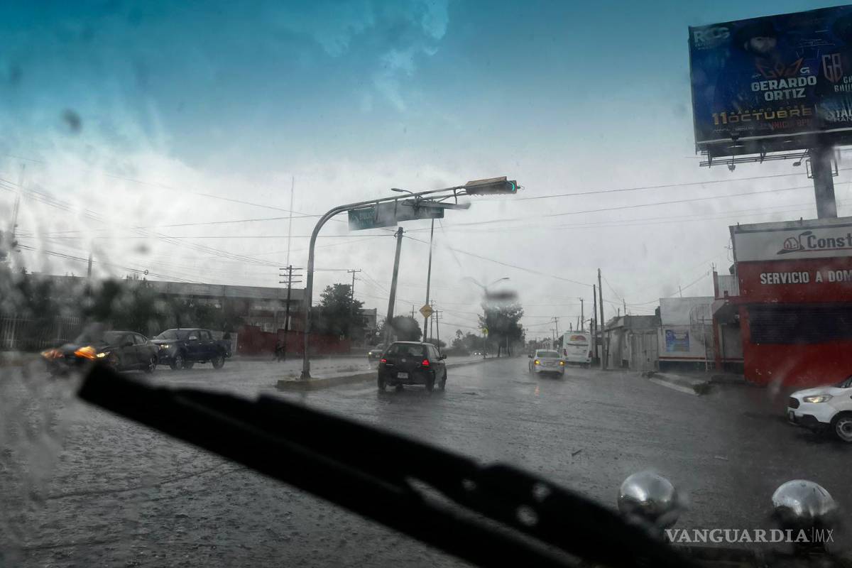 $!El desplazamiento lateral de un semáforo fue uno de los incidentes registrados durante la tormenta de este domingo.