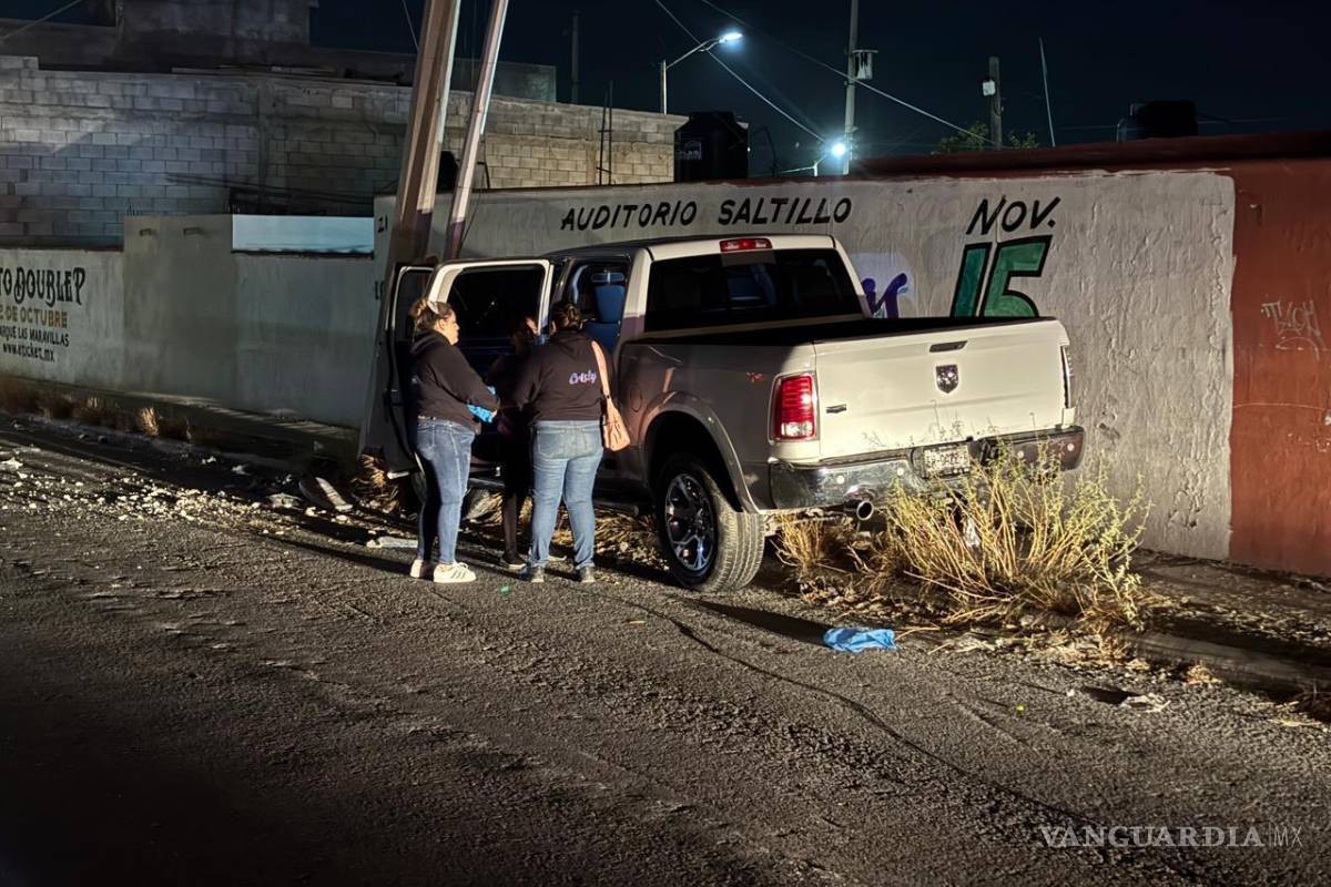 $!3. Personal de la CFE acudió al lugar para reparar el daño en las instalaciones eléctricas.