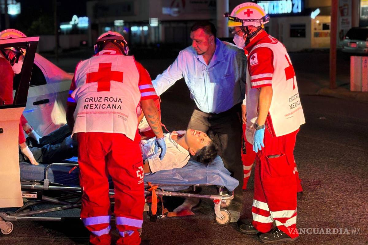 $!El copiloto quedó atrapado entre los asientos hasta ser rescatado por los socorristas y trasladado a la clínica del IMSS.