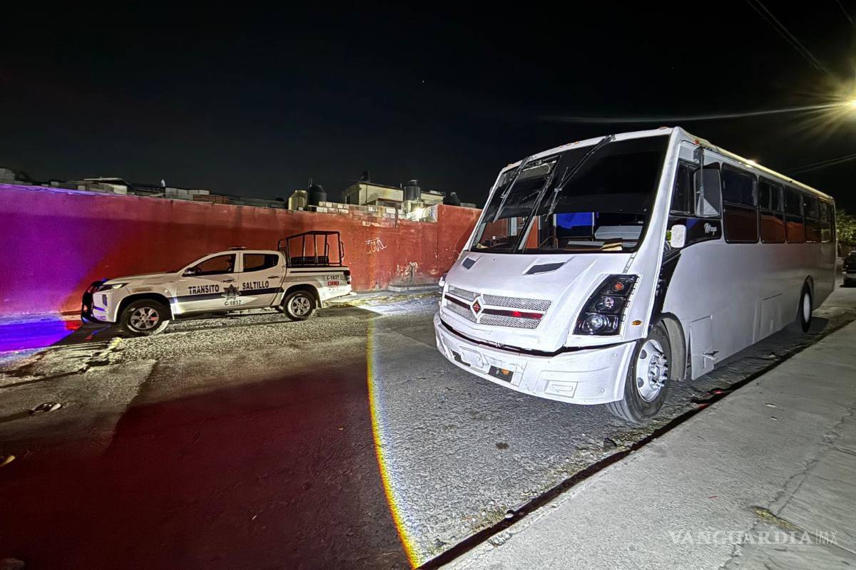 $!El camión de transporte de personal fue localizado abandonado en calles de la colonia Teresitas, con daños visibles en la parte frontal.