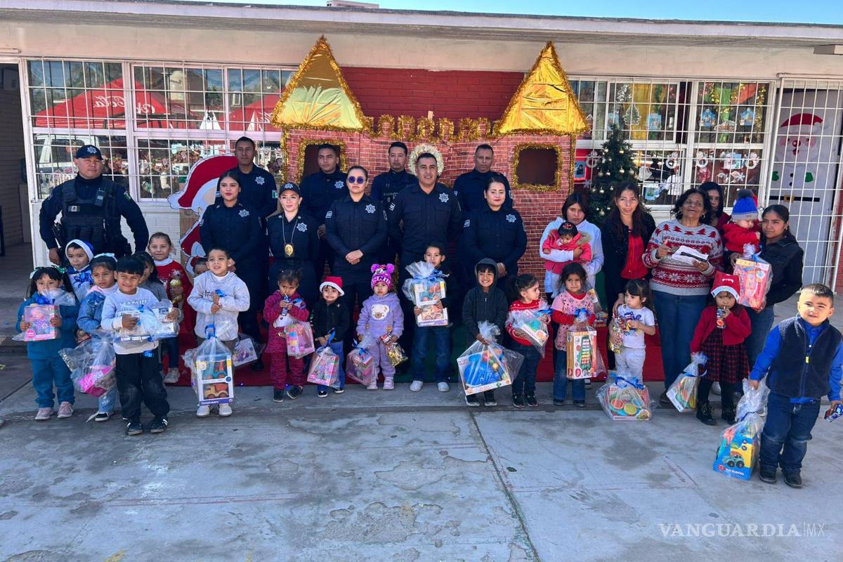 Policía de Ramos Arizpe se viste de ‘Santa’ y lleva festejo navideño al ejido Hipólito
