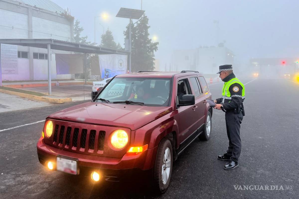 $!Personal de la Guardia Nacional instaló módulos de apoyo para distribuir bebidas calientes a los viajeros.