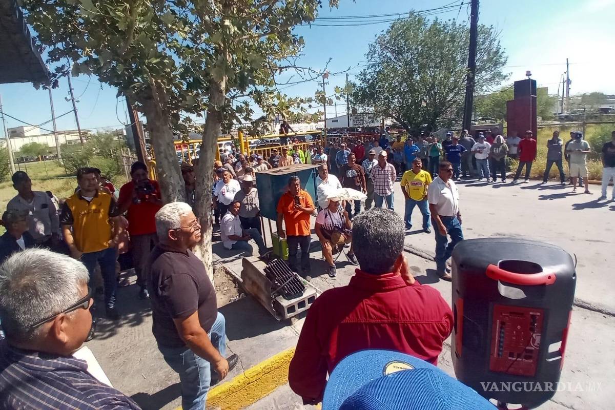 Exobreros de AHMSA frenan retiro de maquinaria en Monclova: ‘No sale nada hasta que nos paguen’