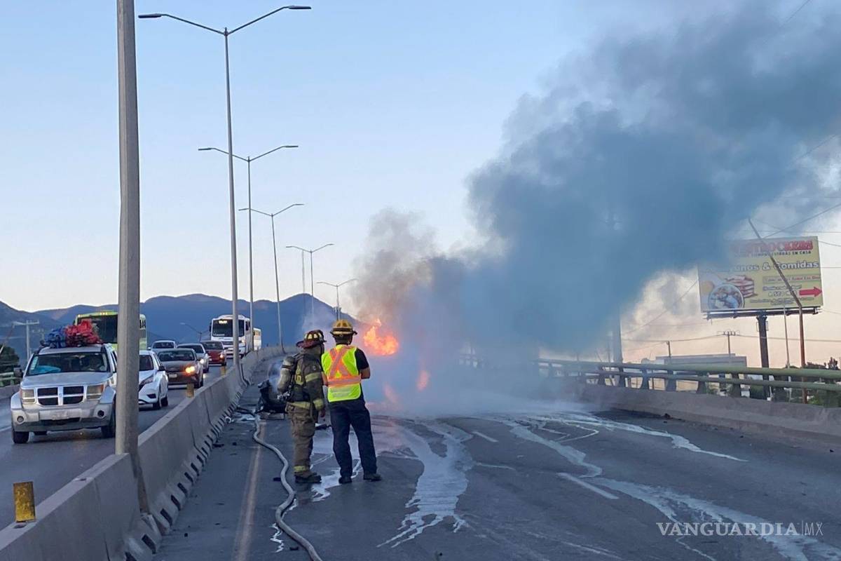 $!Bomberos acudieron al lugar para sofocar el fuego y evitar que se propagara a la zona.