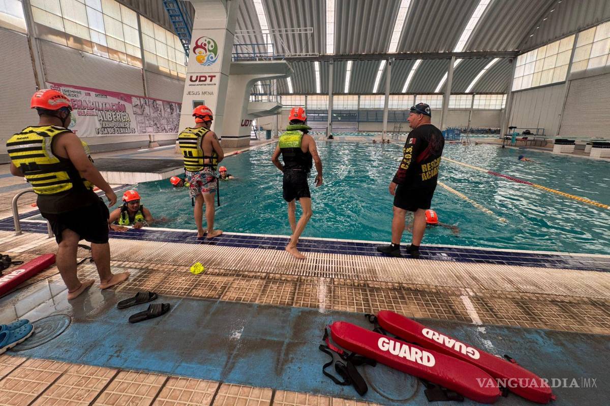 $!Elementos del Heroico Cuerpo de Bomberos entrenaron técnicas de flotación.