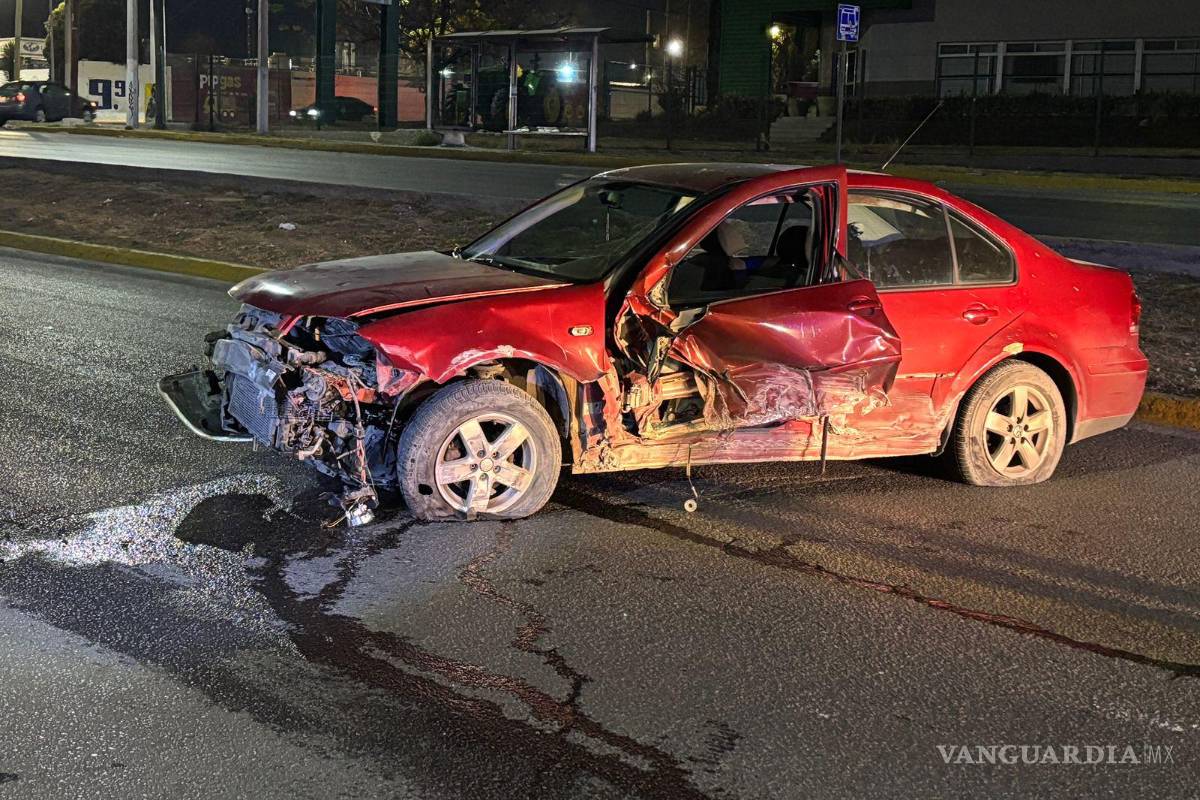 Saltillo: abandonan auto tras estrellarse contra muro en la colonia Zaragoza