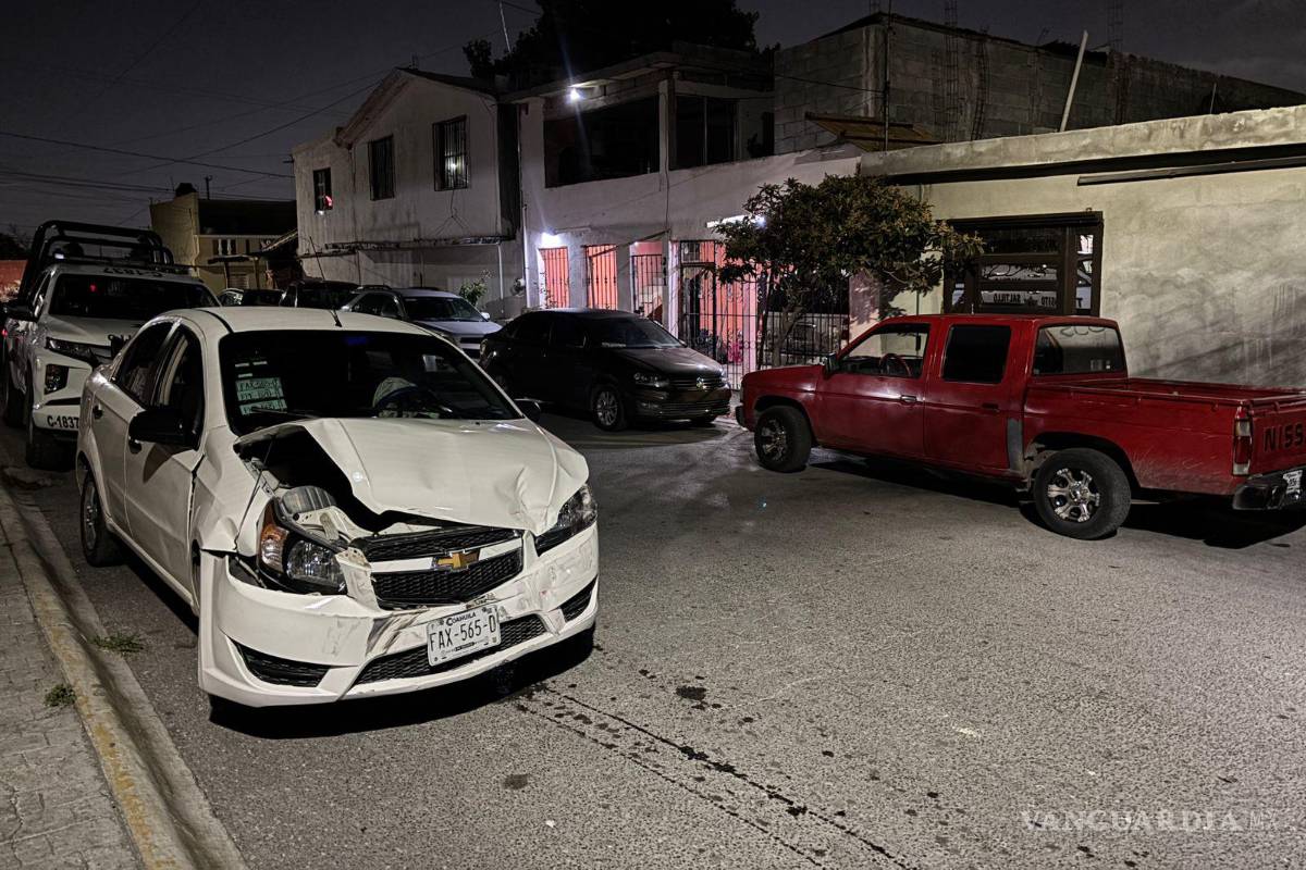 Conductor ignora alto, auto lo impacta y termina proyectado contra vivienda, en Saltillo