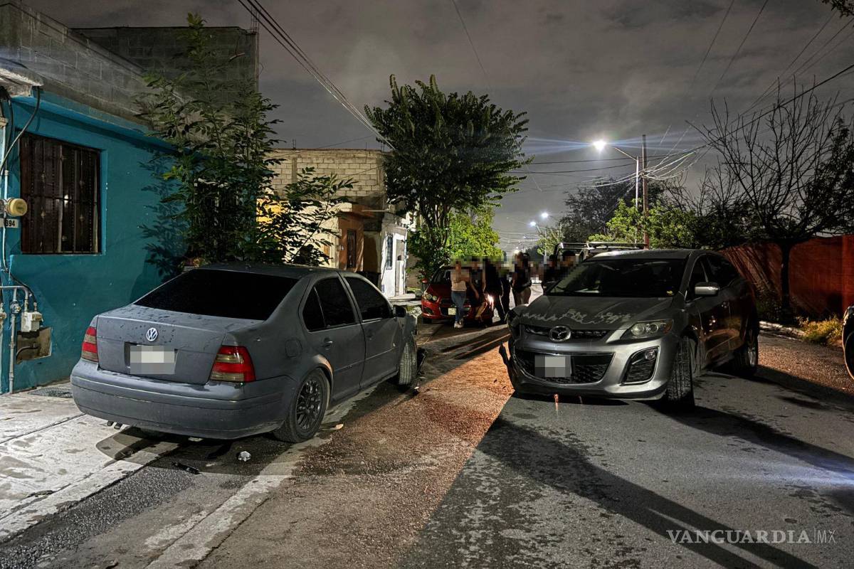 $!La camioneta Mazda terminó impactada contra un vehículo estacionado en la colonia Saltillo 2000.