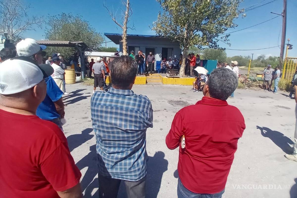 Exobreros de AHMSA frenan retiro de maquinaria en Monclova: ‘No sale nada hasta que nos paguen’
