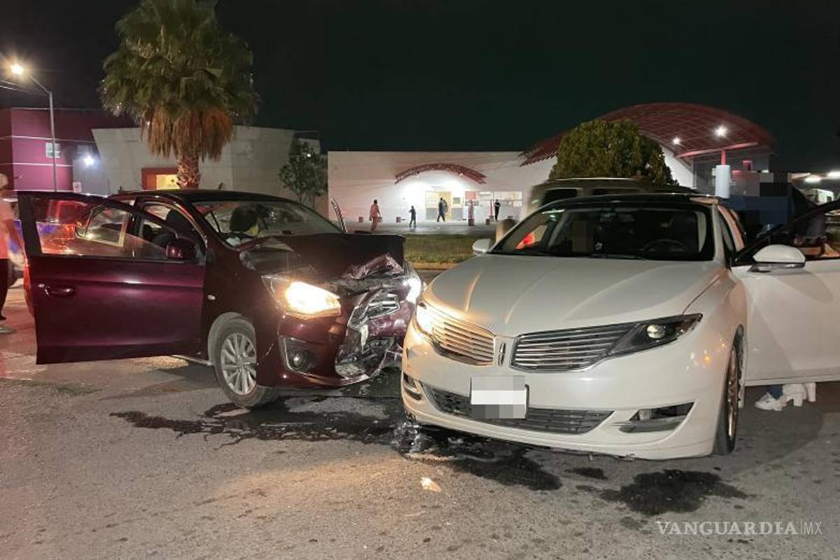 Provoca choque al cruzar bulevar en Saltillo; conductora afirma que le cedieron el paso