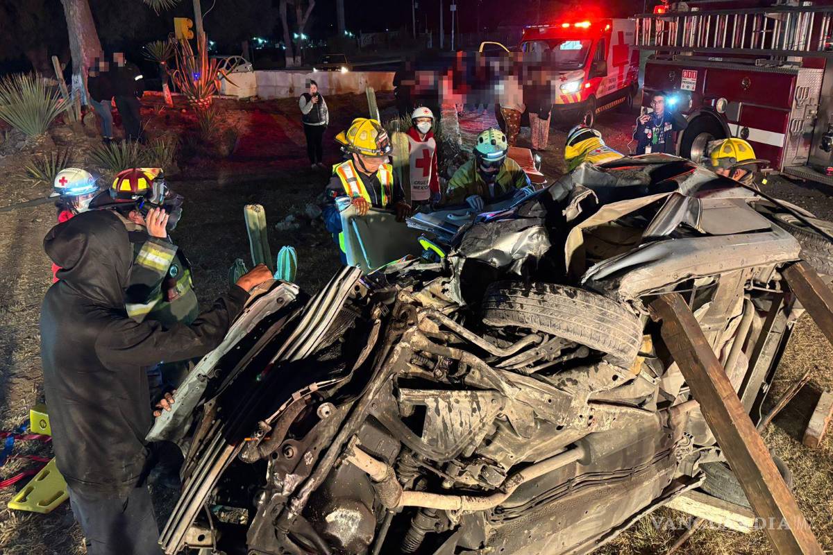 Quedan atrapados padre e hija tras volcadura por choque frontal al sur de Saltillo