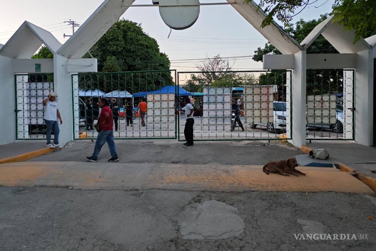 $!Familias torreonenses acudieron desde temprano a los panteones para honrar a sus seres queridos