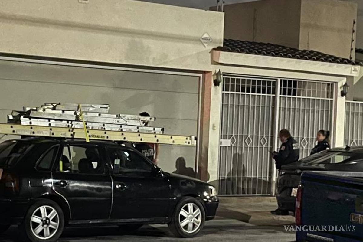 $!Personal de Servicios Periciales recabó indicios al interior de la vivienda ubicada al norte de Saltillo.