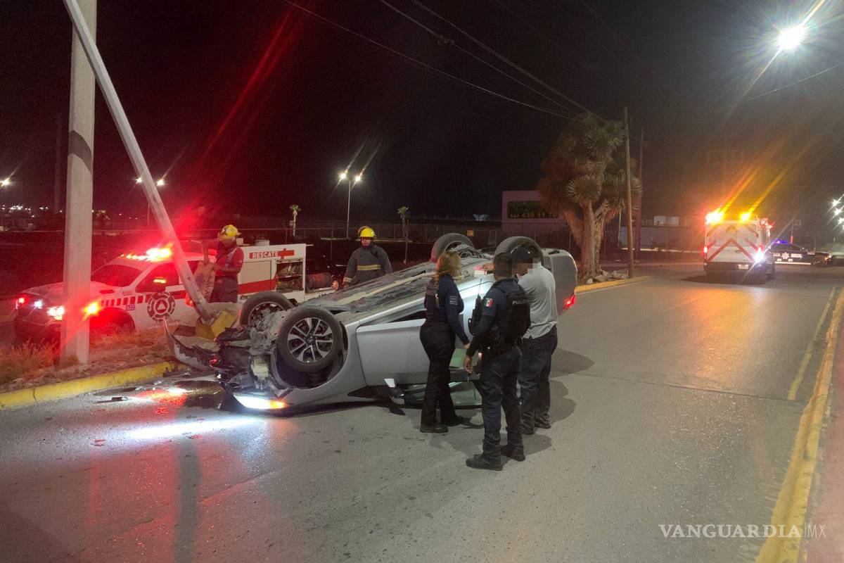 $!Paramédicos de Protección Civil valoran al conductor tras el percance.